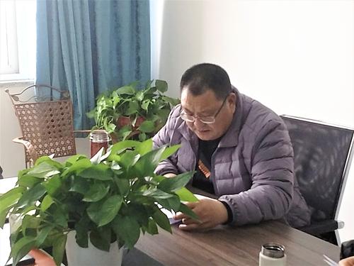 （2）郑州市信息技术学校党委书记邵元辉主持会议并进行自我检视剖析