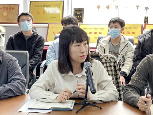 （1）梁爽主持会议