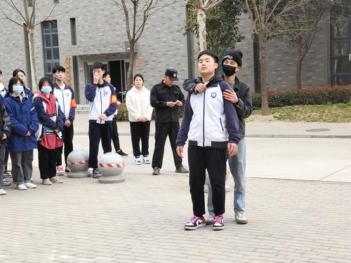 （1）“歹徒”闯入校园劫持学生