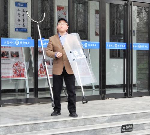 （3）副校长王宏亮演示防暴器械的用法