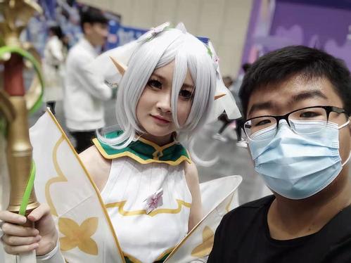 5学生与coser大方合影