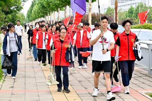 （1）开展“万名团员进社区”学雷锋志愿服务活动