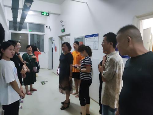 2.宁馨苑群众为救援队踩点观察