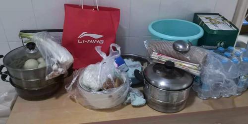 3.宁馨苑群众为救援队提供餐食