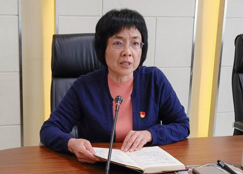 1.校长韦艳春对“两节”期间学校防疫和值班工作提出具体要求