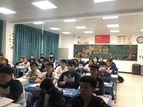 学生们认真观看