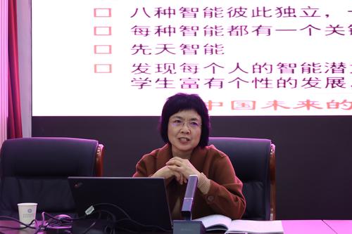 1.校长韦艳春为同学们带来入校第一课《做最好的自己》