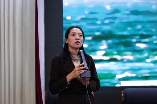 2.团委副书记李晓培带领同学们一起回顾党的百年光荣和艰辛岁月
