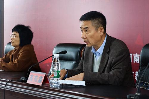 2.郑州市教育局职业与成人教育处处长高苑鑫讲话