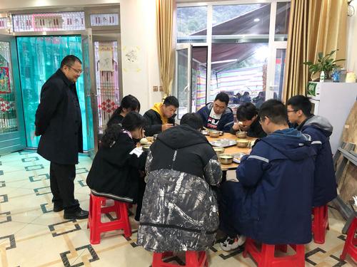 4校党委书记邵元辉查看学生饮食起居
