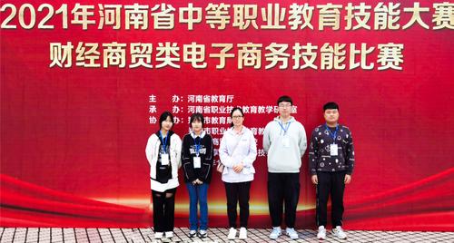 2.辅导老师与参赛选手合影