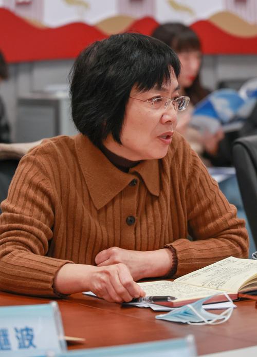 8郑州市信息技术学校校长韦艳春对专家组提出的意见和建议表示感谢