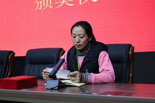 3.团委副书记李晓培宣布新一届学生会主席团和十佳议案获奖名单