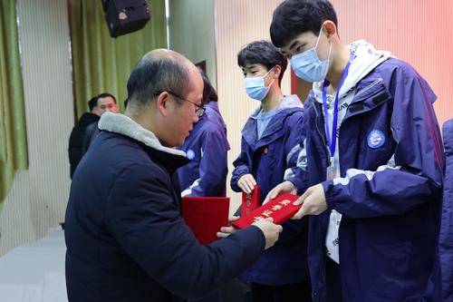 5.副校长王宏亮为十佳议案获得者颁发荣誉证书