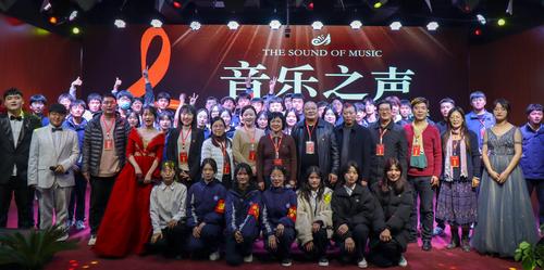 校领导与演员赛后合影 (2)