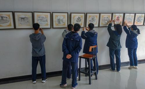 2.学生在认真布展1