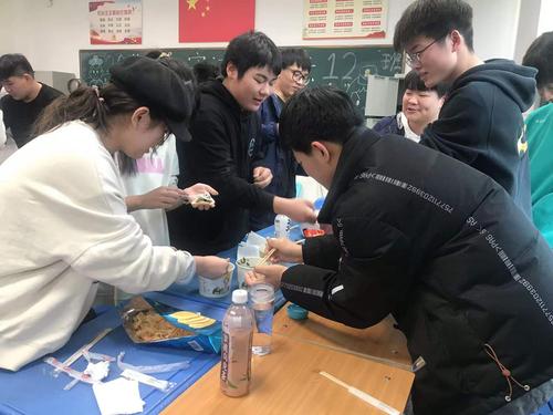 4.冬至同学们包饺子现场