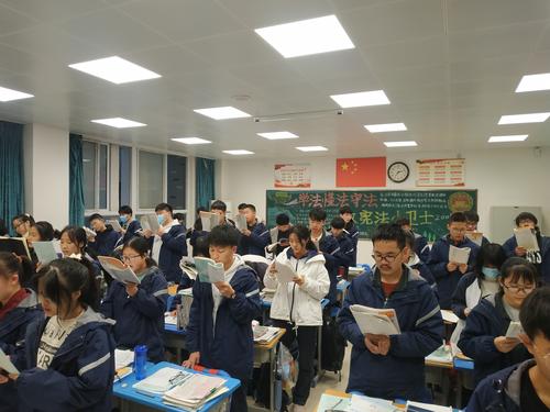 同学们认真早读