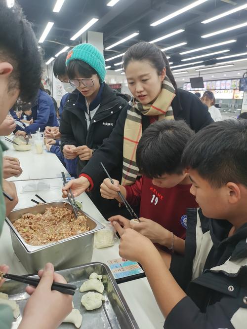 1师生同上阵一起包饺子