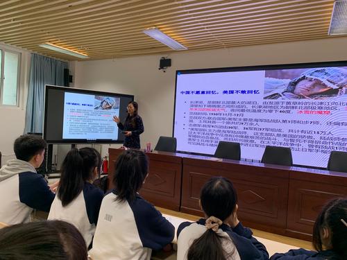 李新华老师带领同学们回顾抗美援朝战争的艰苦岁月