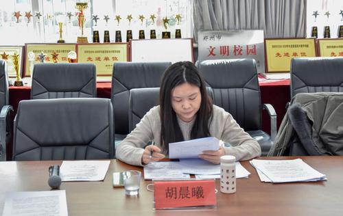 2.胡晨曦对课题进行指导