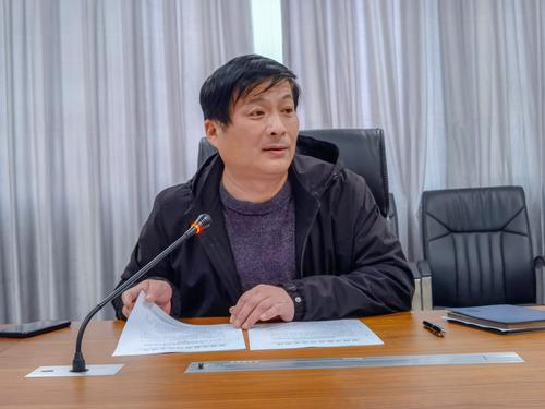 2副校长郑棣传达上级文件精神，进行校园安全工作部署。