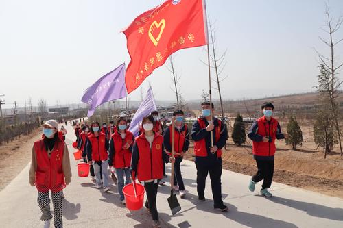 2.师生来到登封市陈家门村开展义务植树志愿服务活动