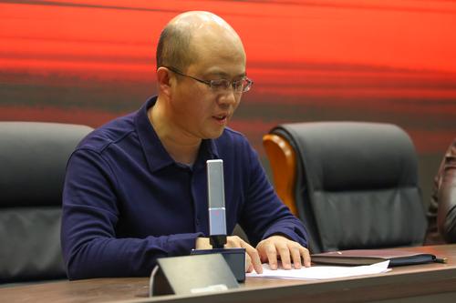王宏亮宣读《中共郑州市信息技术学校委员会“党员先锋岗”创建活动方案》