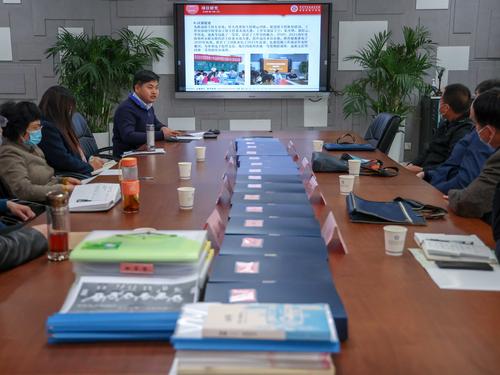 2.班主任工作室主持人助理朱开锋老师汇报工作室活动开展情况(1)