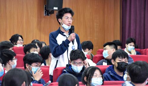 5同学们激烈讨论，踊跃发言(1)