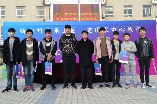 刘学雷老师（中）与参加技能竞赛同学合影(1)