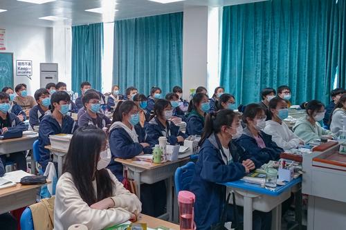 5学生们认真听老师讲述英雄事迹