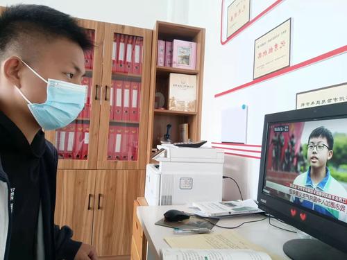 3.留校学生观看庆祝中国共产主义青年团成立100周年大会直播