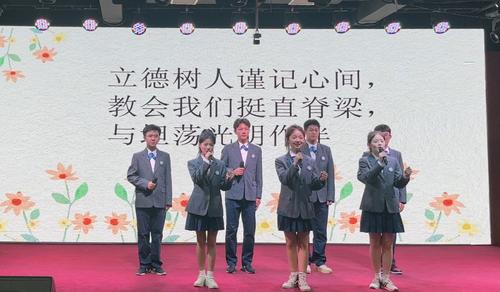 1.学生在录制诗歌朗诵《将桃李芬芳刻入年轮》