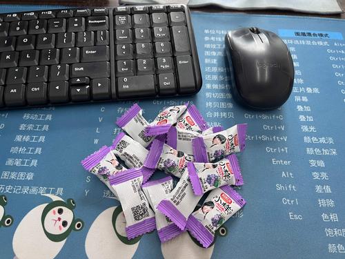 老师们收到学生们送上的糖果