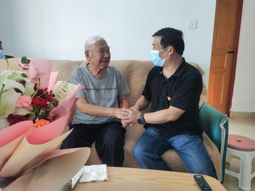 副校长郑棣与离休老教师张殿卿亲切交谈