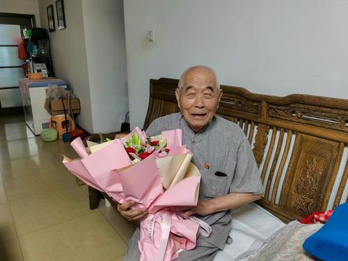庞振邦老师脸上洋溢着幸福的微笑
