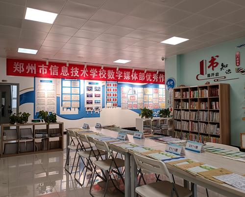 同学们在走廊和书吧观赏优秀作业- (2)