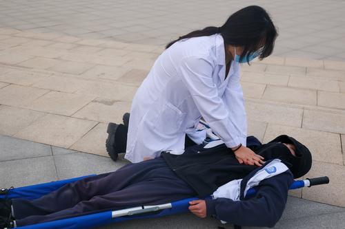 5医护人员抢救伤员