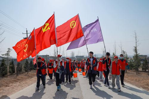 1志愿者们来到郑州市全民义务植树基地志愿服务活动