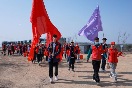 1 志愿者们共赴郑州市全民义务植树基地