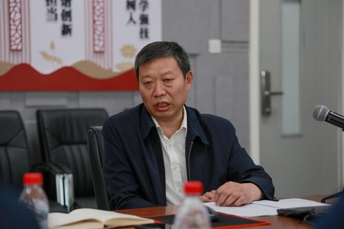 2郑州市信息技术学校副校长张继波介绍学校基本情况