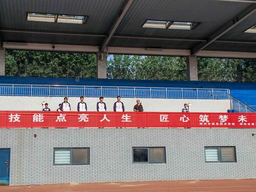 3副校长王宏亮介绍四位国家奖学金获得者事迹