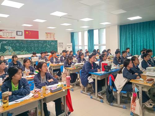 3.同学们在认真观看诚信教育和心理辅导直播