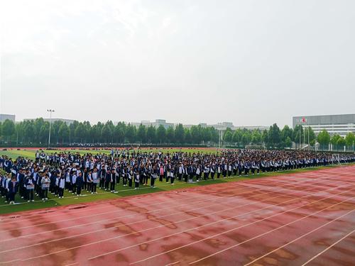 3.全校学生参加升旗仪式