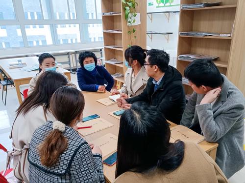 3.课题组成员召开班级管理日常会议，校长韦艳春给予工作指导
