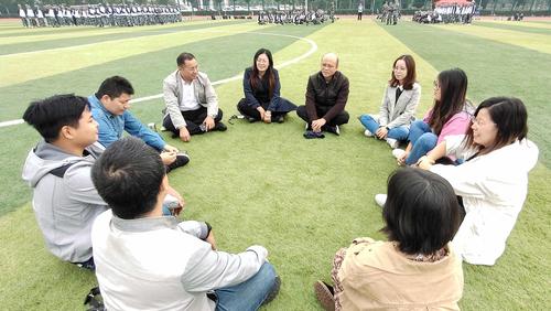 4.课题组召开运动场上的德育故事会，副校长王宏亮与大家座谈