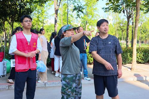 4教官为家长做指引