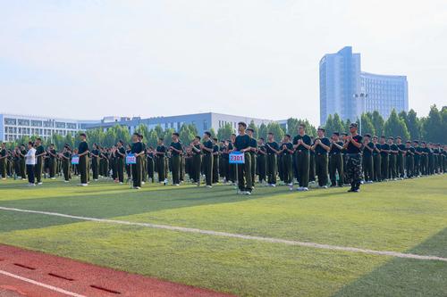 1.参训同学列队站立