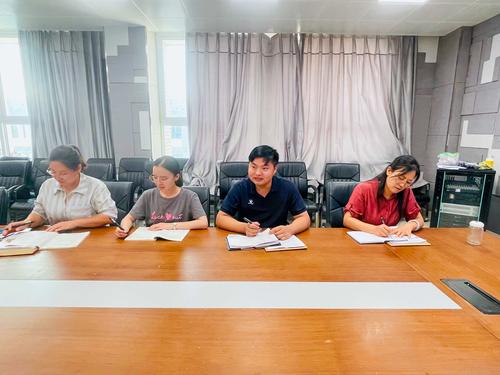 2.老班主任们毫无保留地为各位新班主任传递班级管理智慧